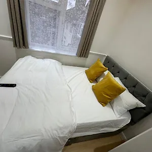 Homestay 3rd Flat With Private Toilet And Bathroom Setup For Family Enjoyment 134 Keedonwood Road, Bromley